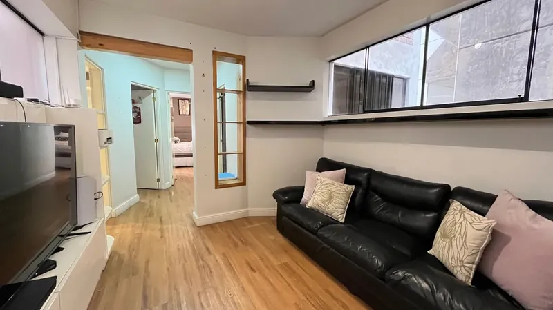 Sala de estar con sofá y ventanas