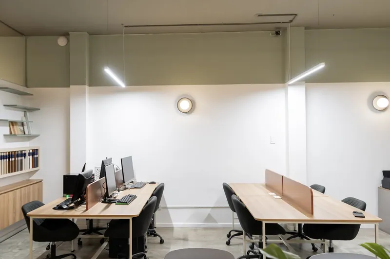 Escritorios flexibles y ergonómicos
