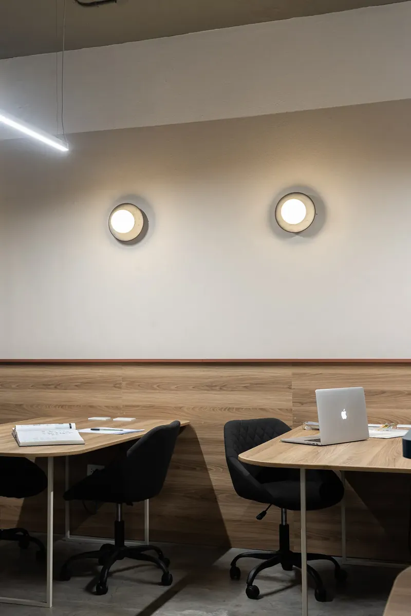 Escritorios en el área de coworking