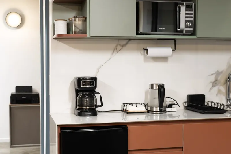 Kitchenette con café e infusiones ilimitados