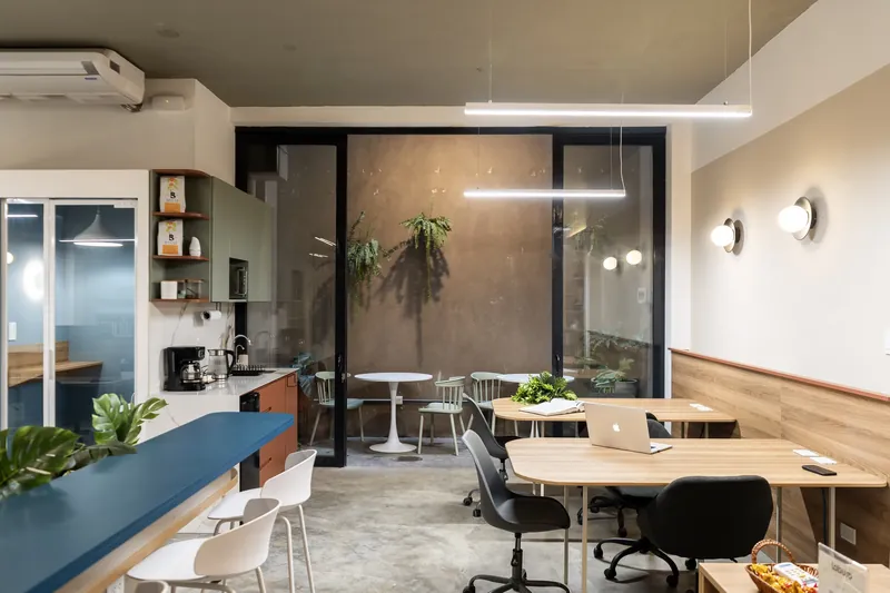 Áreas comunes con kitchenette y patio interior