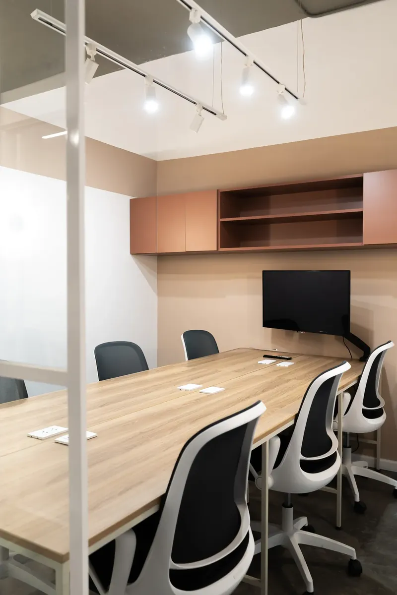 Oficina con mesa de trabajo para el equipo