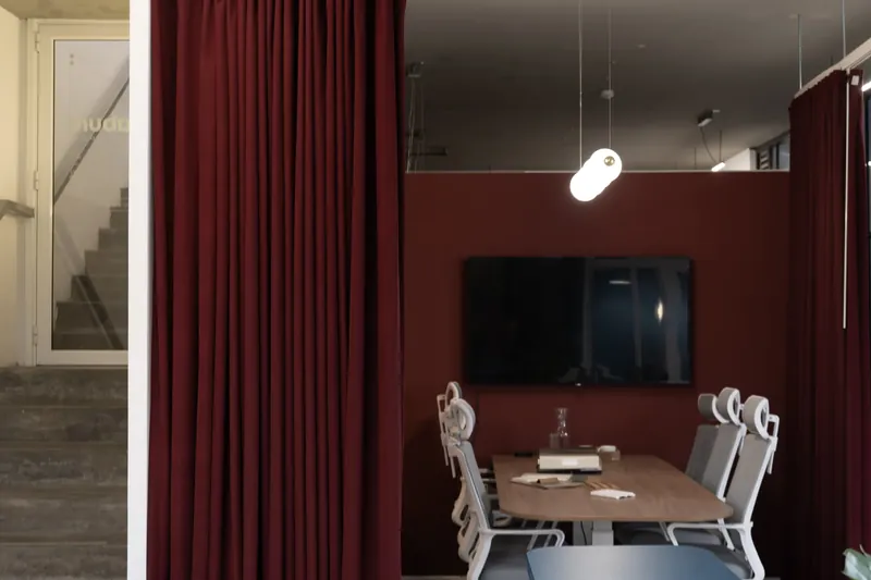Sala de reuniones con pantalla