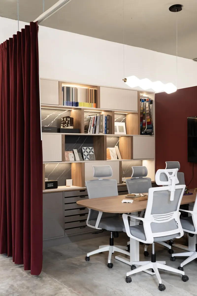 Sala de reuniones con mobiliario ergonómico