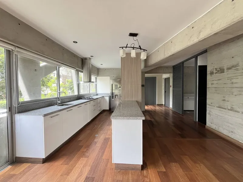 Cocina con isla central y granito