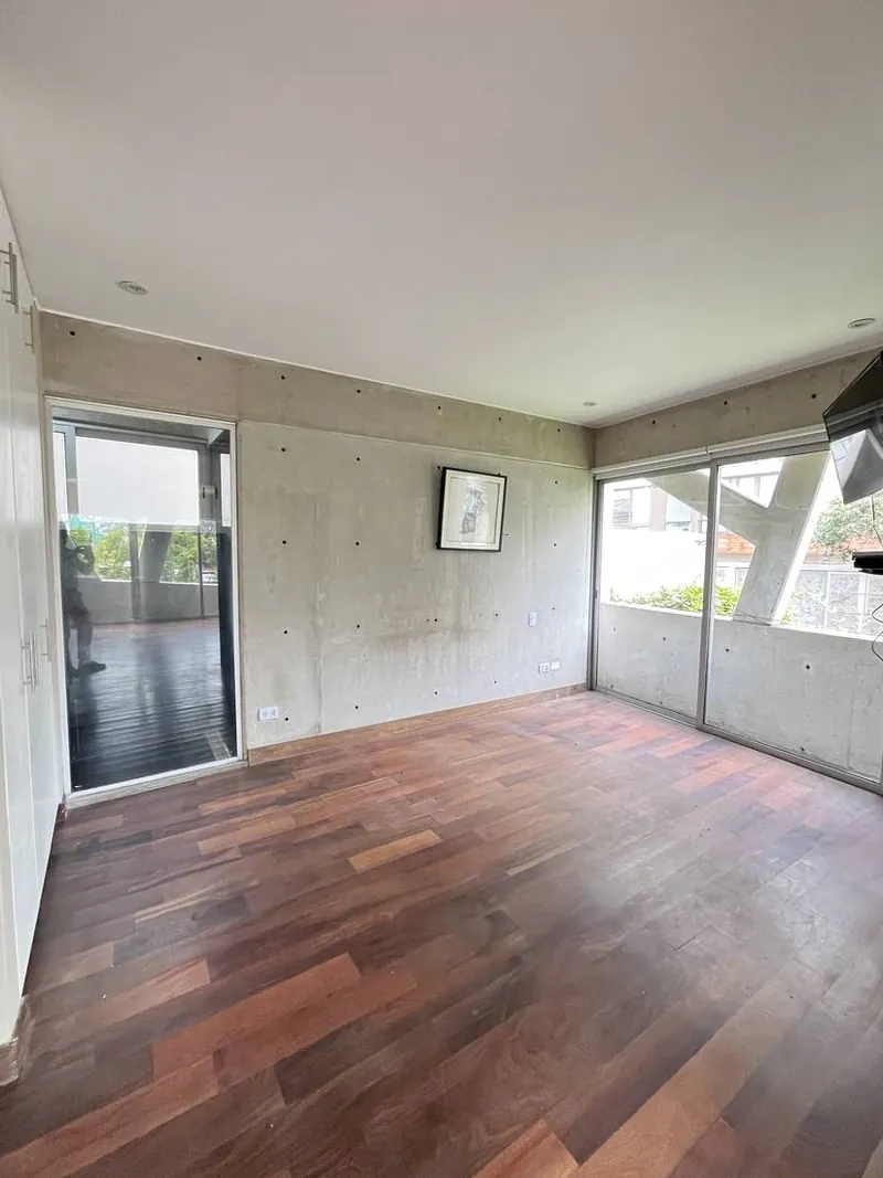 Dormitorio con acceso a la sala