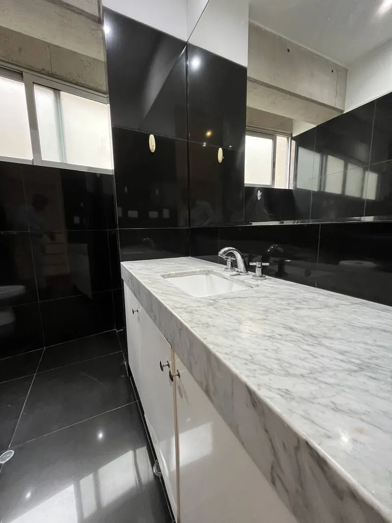 Detalle de baño en mármol