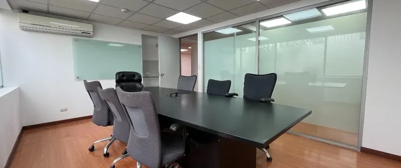 Sala de directorio equipada