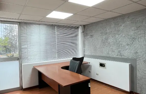 Oficina ejecutiva con escritorio