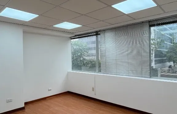 Oficina privada con ventanal
