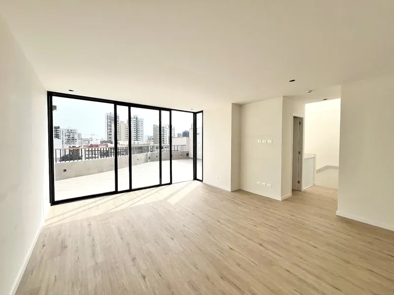 Sala con ventanal a la terraza