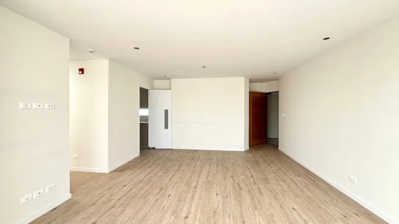 Sala comedor con mamparas de piso a techo