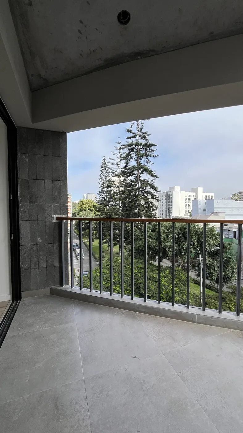 Balcón con vista al parque arbolado
