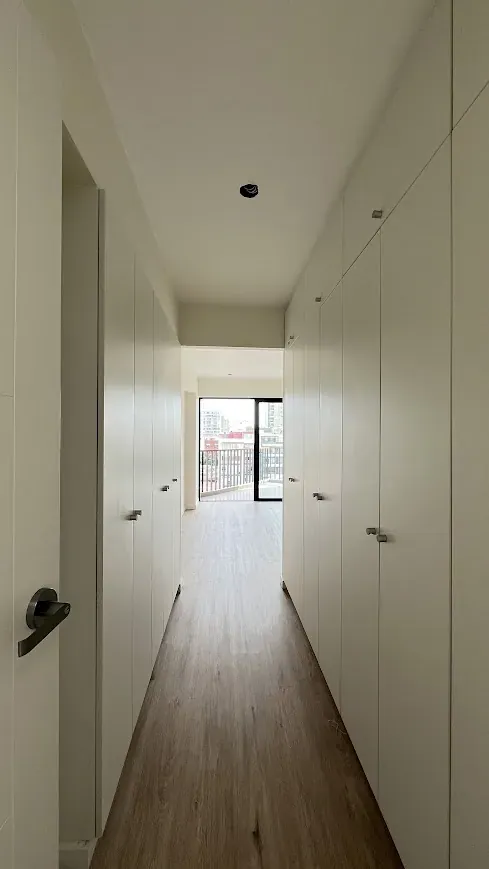 Pasillo con closets de piso a techo