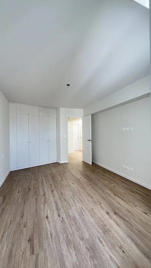 Dormitorio con closets
