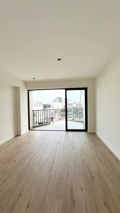 Dormitorio con balcón