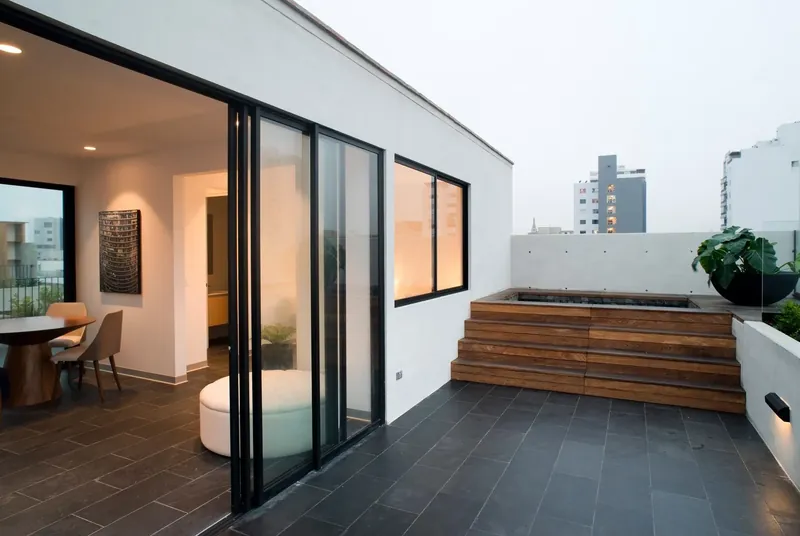 Terraza social con piscina