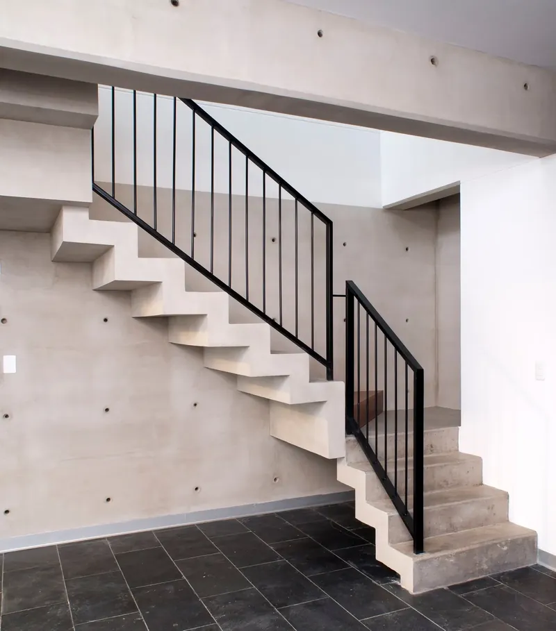 Escalera y barandas metálicas