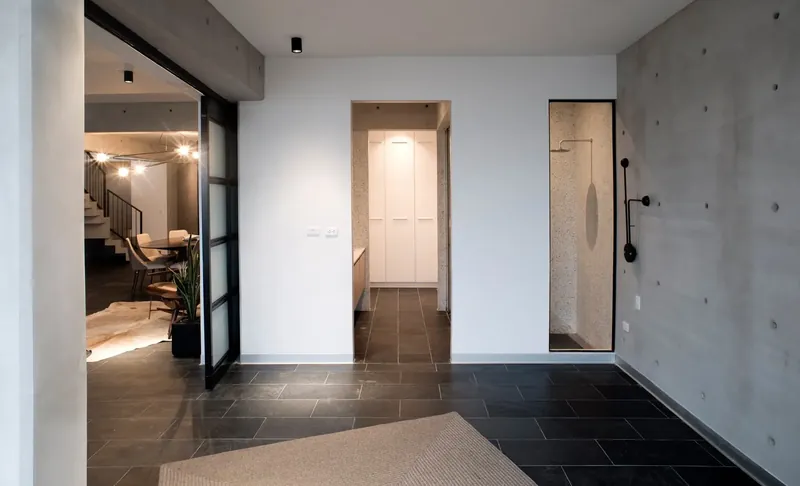 Dormitorio principal con baño y walk-in closet