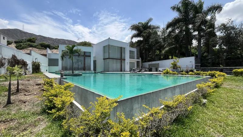 La casa y su piscina panorámica