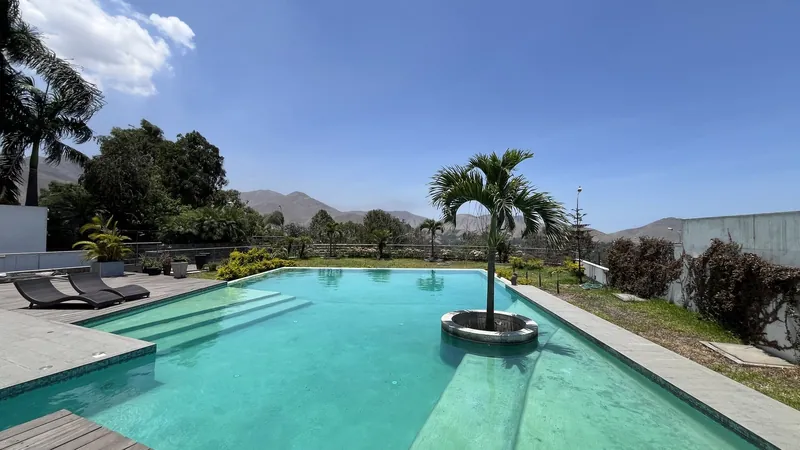 Piscina con vista a los cerros
