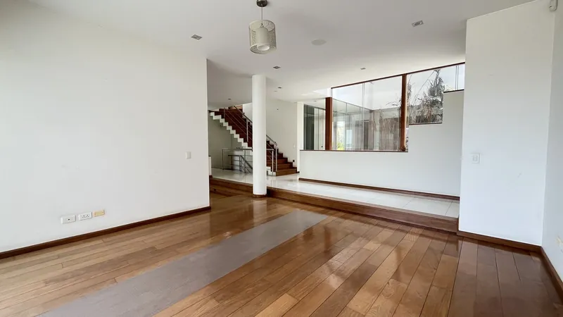 Sala con pisos de madera