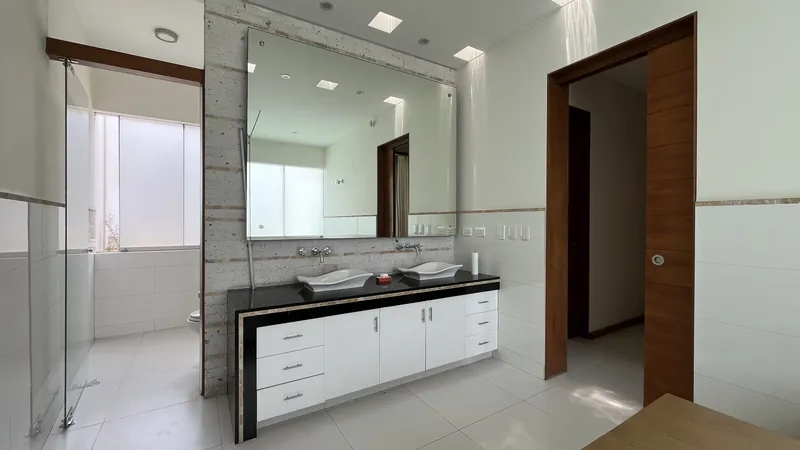 Baño principal con doble lavatorio
