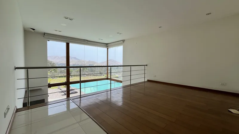 Estar con vista panorámica a la piscina