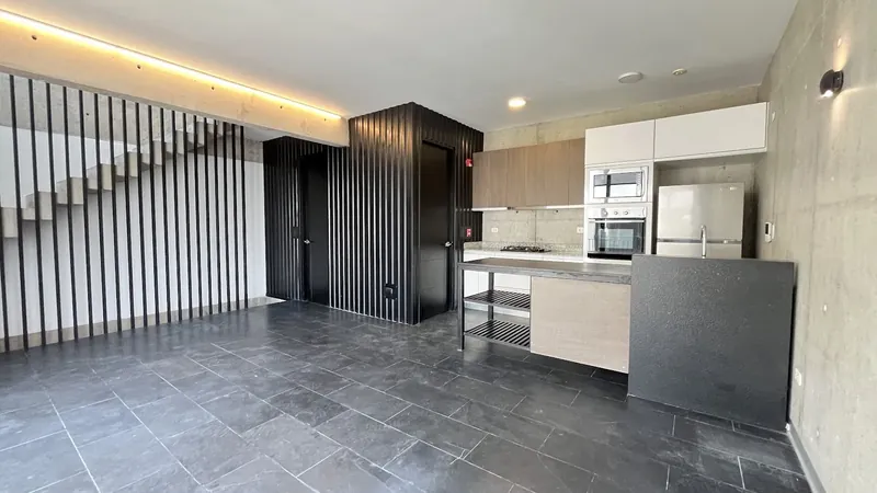 Sala comedor, cocina y escalera