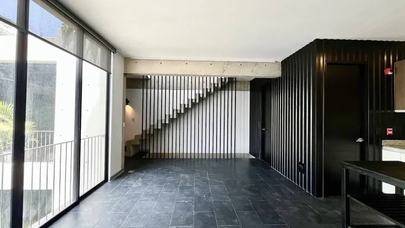 Sala con ventanal y escalera flotante